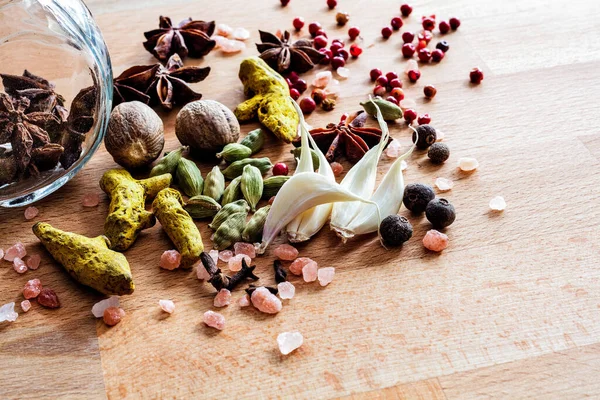 Ahşap Masa Anason Himalaya Tuzu Tarçın Kırmızı Biber Kakule Paprika — Stok fotoğraf