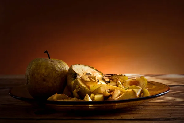 Μήλα Γυάλινο Πιάτο Ξύλινο Τραπέζι Royalty Free Εικόνες Αρχείου