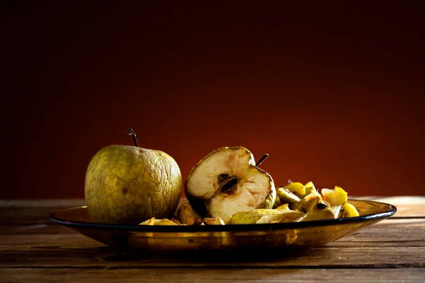 Pommes Dans Une Assiette Verre Sur Une Table Bois Images De Stock Libres De Droits