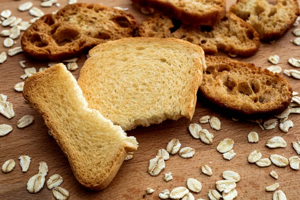 Gesneden Brood Havervlokken Houten Tafel Rechtenvrije Stockfoto's