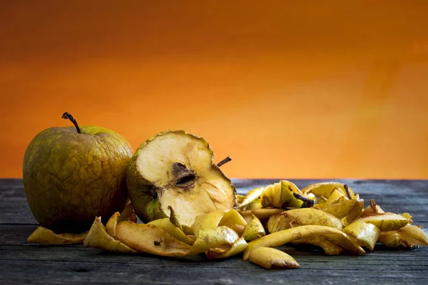 Pommes Sur Table Bois Photo De Stock