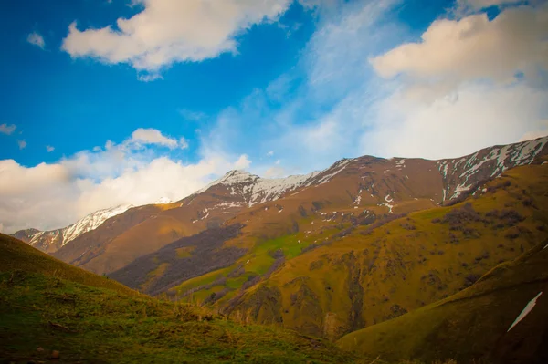 Με θέα στο βουνό του Καυκάσου — Φωτογραφία Αρχείου