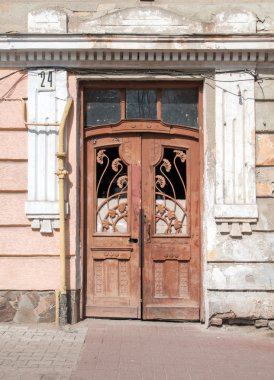 kahverengi bir kapı