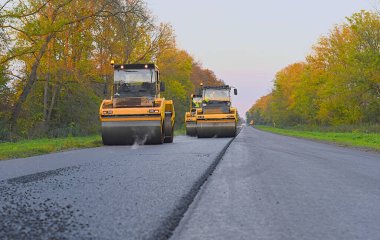 Yeni yol inşaatında çalışan yol silindirinin yakın görüntüsü