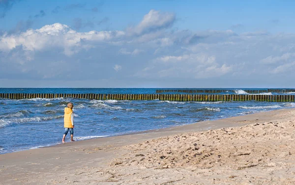 Menino Uma Jaqueta Amarela Caminha Longo Costa Mar Báltico Bela — Fotografia de Stock