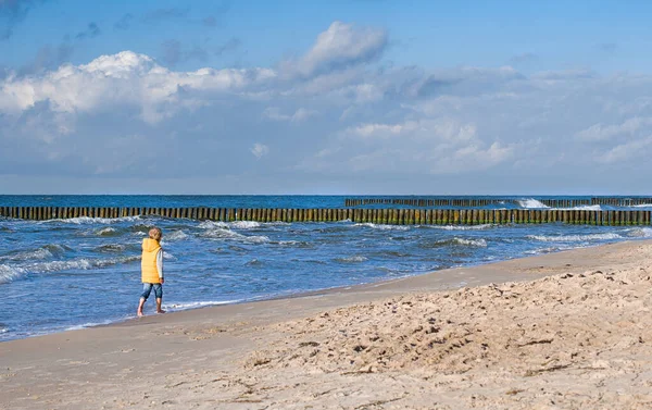 Garçon Veste Jaune Marche Long Côte Mer Baltique Belle Nature — Photo