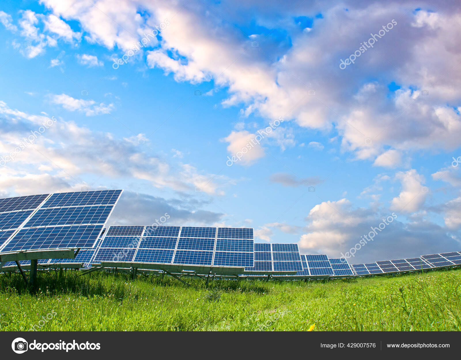 太陽光パネルと青空 太陽光発電パネルシステム太陽光発電 より良い未来のためのクリーンテクノロジー ストック写真 C Petrop