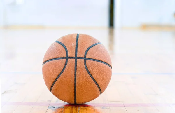 Basketbal Dvorním Patře Zblízka Rozmazanou Arénou Pozadí — Stock fotografie