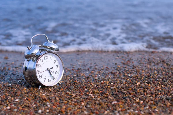 Tatil Zamanı Kumdaki Çalar Saat — Stok fotoğraf