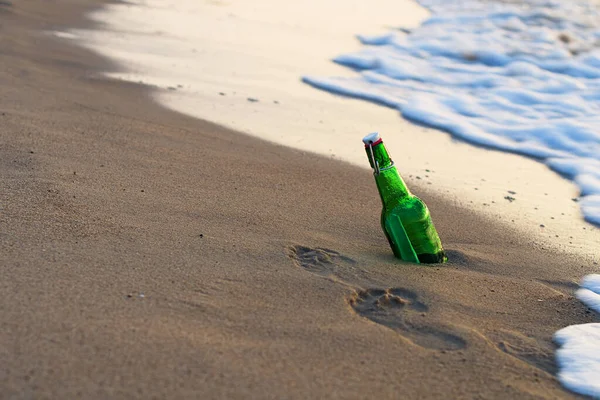 Pesan Dalam Botol Dicuci Pantai Terhadap Gelombang Lembut Konsep Ide — Stok Foto
