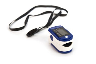 Modern parmak ucu nabız oksimetresi beyaza izole edildi