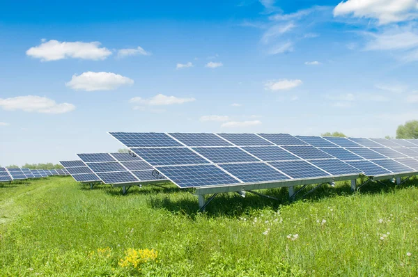 Solarzellen Und Blauer Himmel Sonnenkollektoren Versorgen Die Stromerzeuger Mit Sonnenenergie — Stockfoto