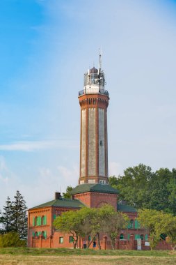 Niechorze, Polonya, Avrupa 'daki Baltık Denizi' ndeki tarihi deniz fenerinin manzarası. Deniz feneri 1866 'da inşa edildi..