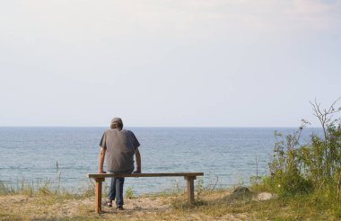 Kavramsal görüntü yaşlı adam ve deniz.