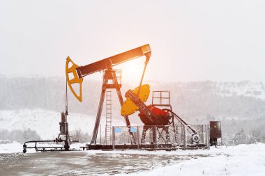 Yağ pompası. Petrol ve gaz endüstrisi ekipmanları. Petrol pompası kriko ve petrol rafinerisi kışın karla, dağlarla, 