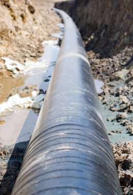 Doğal gaz boru hattı inşaatı. Endüstriyel gaz ve petrol borularının kurulumu ve kurulumu için bir çukur kazıldı. Yeraltı iş projesi