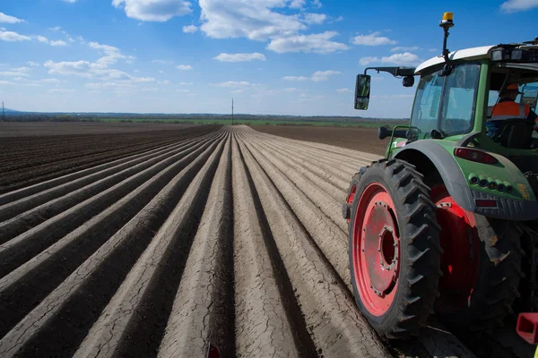 Trator Plantando Uma Cultura Batata Nas Pradarias — Fotografia de Stock