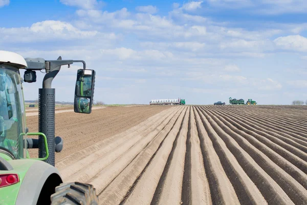 Traktor Planterar Potatis Gröda Prärierna — Stockfoto