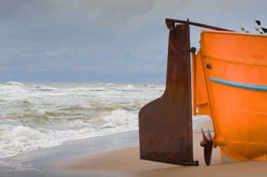 Rewal yakınlarındaki Polonya Baltık sahilinde bir balıkçı teknesi.