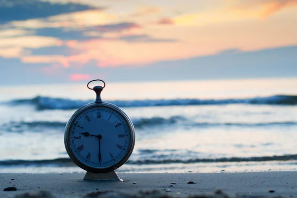 Reloj Despertador Vintage Con Puesta Sol Playa — Foto de Stock