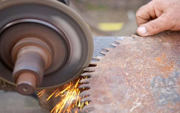 Sharpening saw — Stock Photo, Image