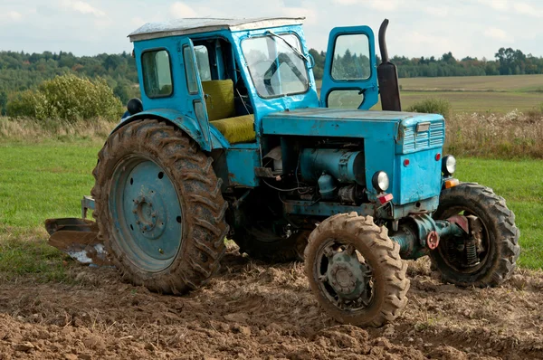 Blauer alter Traktor — Stockfoto
