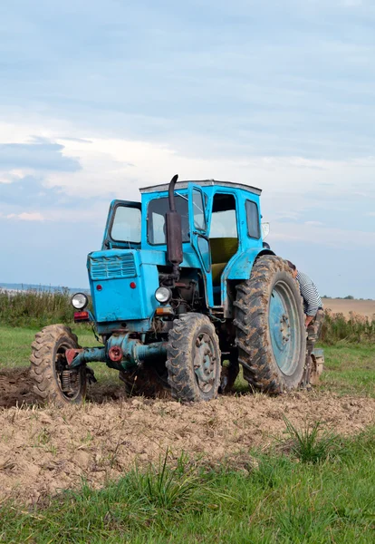 Blå gamla traktor — Stockfoto