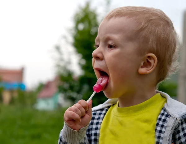 お菓子を食べる少年 — ストック写真