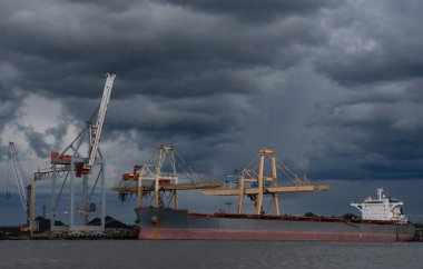 Kargo gemisi. Deniz yatağı tarama kavramı.