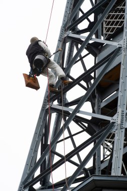 Kendi kendini destekleyen baz istasyonuüzerinde Dağcı