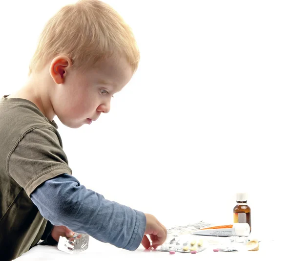 Мальчик играет на таблетках — стоковое фото
