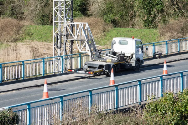 Ennis, Irlanda - Feb 25, 2016: Mantenimiento de la autopista de reparación de puentes — Foto de Stock