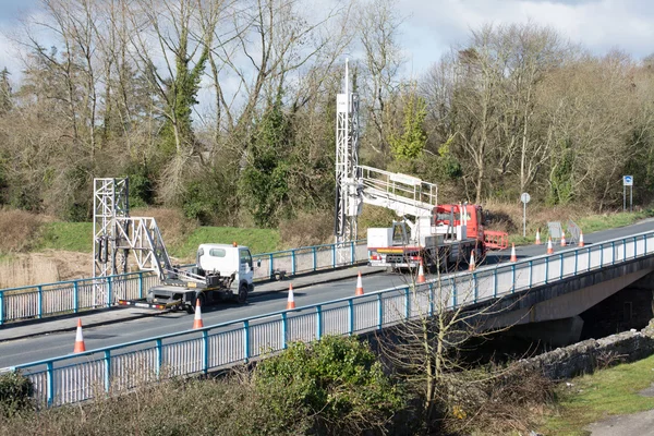 Ennis, Irlanda - Feb 25, 2016: Mantenimiento de la autopista de reparación de puentes — Foto de Stock