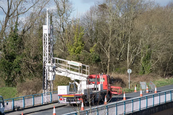 Ennis, Irlanda - Feb 25, 2016: Mantenimiento de la autopista de reparación de puentes — Foto de Stock