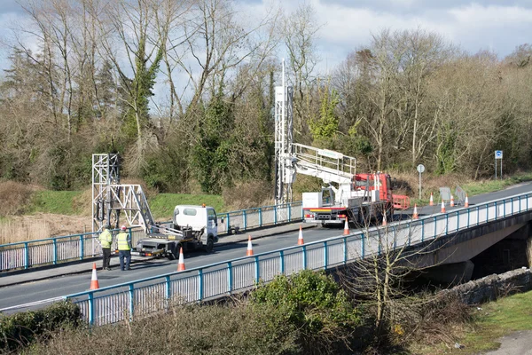 Ennis, Irlanda - Feb 25, 2016: Mantenimiento de la autopista de reparación de puentes — Foto de Stock