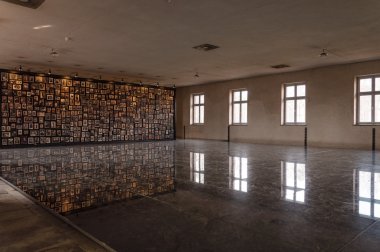 Auschwitz Ölüm kampı renkli tarihsel bakış