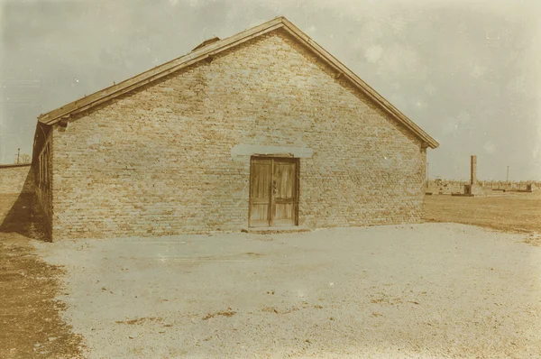 Sepia envejecida grunge digital efecto angustiado auschwitz concentrat — Foto de Stock