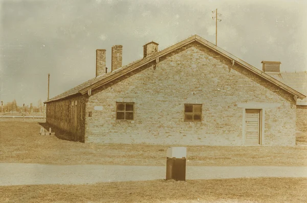 Sepia envejecida grunge digital efecto angustiado auschwitz concentrat — Foto de Stock