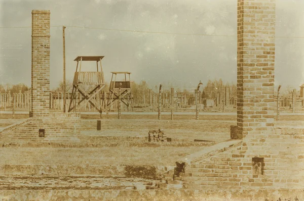 Sepia envejecida grunge digital efecto angustiado auschwitz concentrat — Foto de Stock