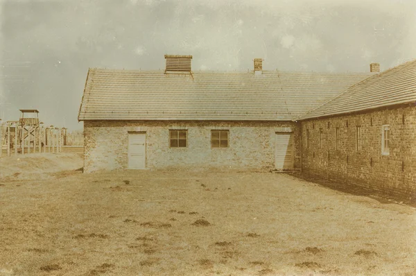 Sepia envejecida grunge digital efecto angustiado auschwitz concentrat — Foto de Stock