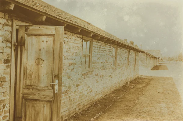 Sepia envejecida grunge digital efecto angustiado auschwitz concentrat — Foto de Stock