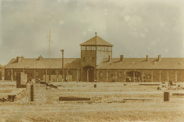 Пожилая сепия цифровой гранж бедственное влияние auschwitz концентрат — стоковое фото