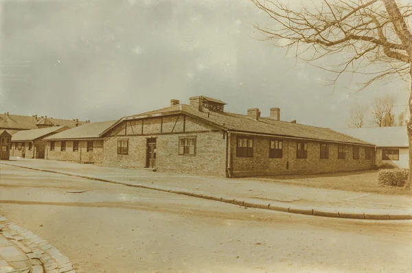 Sepia envejecida grunge digital efecto angustiado auschwitz concentrat — Foto de Stock