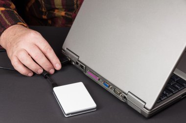  üst düzey erkek dizüstü bilgisayar ve harici sabit disk