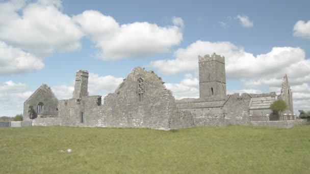 Ruïnes van clare abdij in de buurt van ennis, co. clare - Ierland — Stockvideo