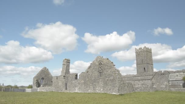 Ruinen der clare abtei in der nähe von ennis, co. clare - irland — Stockvideo