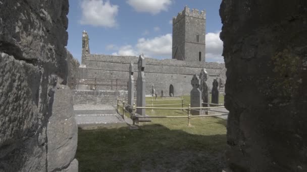 Ruinerna av clare abbey nära ennis, co. clare - Irland — Stockvideo