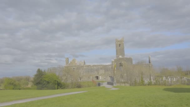 Berühmtes irisches Wahrzeichen, Quin Abtei, County Clare, Irland — Stockvideo