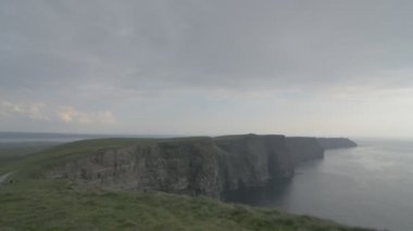 moher ünlü İrlandalı kayalıklarla manzara west coast İrlanda - yaban Atlantik yolu