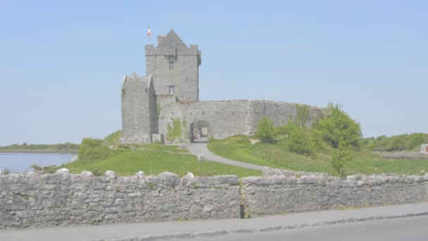 Dunguaire castle in de buurt van kinvarra in co. galway, Ierland — Stockvideo